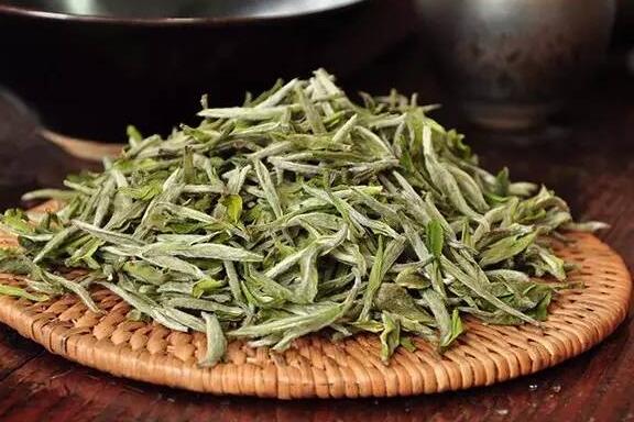 白毫银针茶一饼多少克(白茶饼里，白毫银针饼的规格，为什么是100克的？)