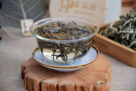 福鼎炭焙白毫银针(茶为君，火为臣｜说一说福鼎白茶传统炭焙工艺)