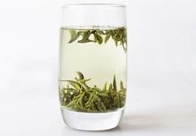 龙井茶 绿茶吗(西湖龙井：清热提神的绿茶皇后)