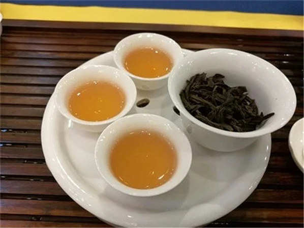 黄观音茶香特征(铁观音与黄旦后代，岩茶“黄观音”香气高扬、汤色橙黄、滋味醇爽)